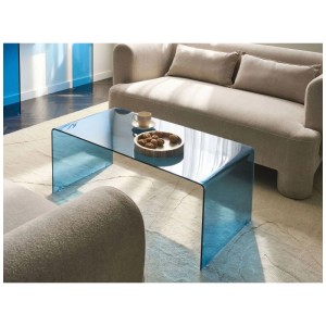 Table basse Kendall bleue en verre de sécurité, rectangulaire, semi-transparente, aux bords arrondis dans un salon moderne.