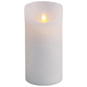 Weiße LED-Wachskerze (Ø 7,5 cm, 15 cm hoch) mit beweglicher Flamme für den Innenbereich.