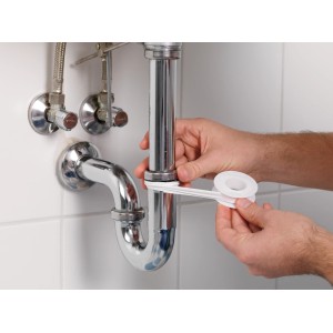 Application du ruban Tesa Stop Water, ruban d'étanchéité blanc pour sceller les filetages des robinets.
