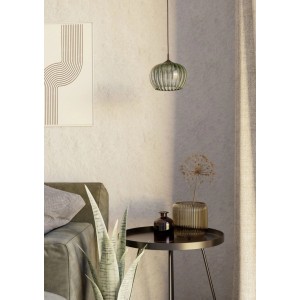 Suspension LED Eglo Alamito: abat-jour en verre vert nervuré, cadre noir style rétro, dans une pièce moderne.