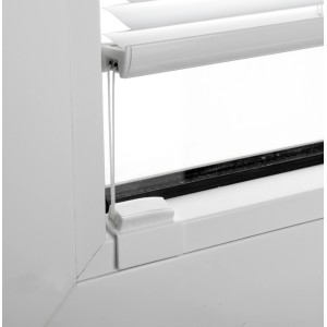 Dettaglio: Supporto adesivo per tenda plissettata Gardinia Concept bianco sulla finestra.