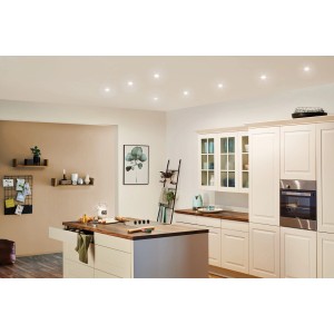 Cuisine équipée avec spots encastrables LED Paulmann Nova, 3 spots en fer brossé au plafond.