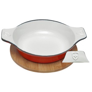 Emailliertes, rotes Käsepfännchen mit Untersetzer aus Bambus. Ideal für Raclette.