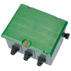 Boîte de vannes Gardena V3 pour systèmes d'arrosage, avec trois connexions et couvercle vert.