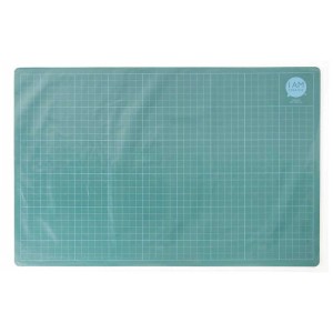 Grüne Schneidmatte 30x45 cm mit Raster für Bastelarbeiten und Zuschnitte.