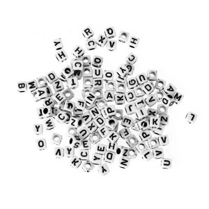 Perline alfabeto: cubi di plastica bianchi con lettere nere, 5x5 mm, 50g.