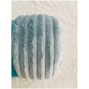 Coperta blu arrotolata (150x200 cm) con texture a coste.