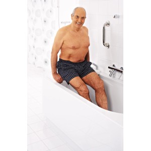 Planche de bain Ridder blanche avec poignée dans salle de bain avec homme en maillot de bain sur la planche.