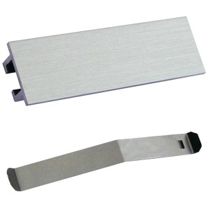 Plaque nominative argentée Huber avec ressort de fixation pour boîtes aux lettres.