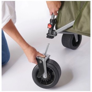 Dettaglio: Montaggio della ruota sul carrello Campingaz Ultimate Terrain verde.