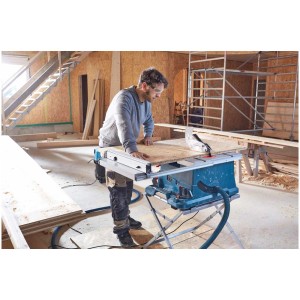 Sega circolare da banco Bosch Professional GTS 635-216 in uso con pezzo in legno.
