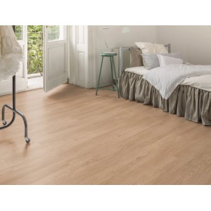 Kaindl Comfort Laminat 7 mm Clay in Holzoptik, verlegt in einem hellen Schlafzimmer. Helle Dielen mit feiner Maserung.