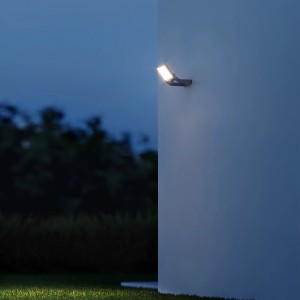 Faretto LED con sensore Steinel XLED One S bianco su parete di casa in giardino.