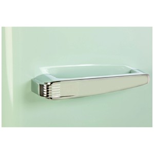 Dettaglio: Maniglia cromata sul frigorifero Domo Retro verde menta.