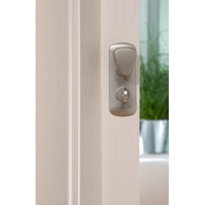 Gros plan : porte pliante Spacy Frêne blanc avec serrure, idéale pour les solutions gain de place.