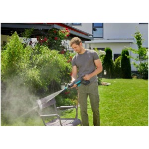 Homme nettoyant une chaise de jardin avec le nettoyeur à pression sans fil Gardena AquaClean 24/18V.