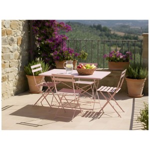 Salon de jardin Beliani Fiori rose pastel, ensemble pliant en acier avec 1 table et 4 chaises sur terrasse.
