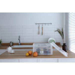 Contenitore Euro trasparente a parete piena 20 l scatola di immagazzinaggio con contenuto e coperchio aperto.