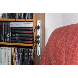 Multiprise Steba IQ, 6 prises, blanche, avec fixation par clip et protection contre les surcharges.