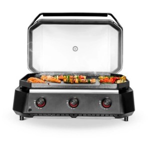 Barbecue a gas nero Cozze G-80 con 3 bruciatori e coperchio, con cibo sulla griglia.