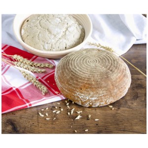 Runder Gärkorb aus Naturmaterial mit Brotlaib und Teig, idealer Küchenhelfer zum Brot backen.