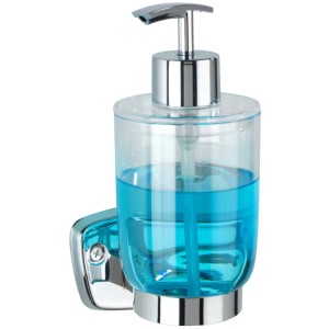 Wenko Seifenspender Basic zur Wandmontage, transparent/Edelstahl, gefüllt mit blauer Flüssigseife.