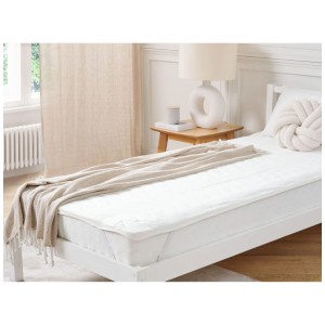 Protège-matelas blanc Beliani Ruen en microfibre sur un lit. Protection optimale pour les matelas.
