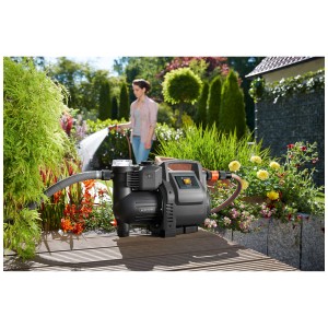 Surpresseur Gardena 3500/4E en utilisation pour l'arrosage du jardin. Pompe électrique avec tuyau.