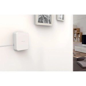 Émetteur d'extension sans fil Honeywell DCP917S en blanc pour sonnettes filaires au mur.
