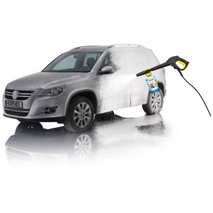 Kärcher Ultra Foam Cleaner RM 615 in uso: auto pulita con schiuma.