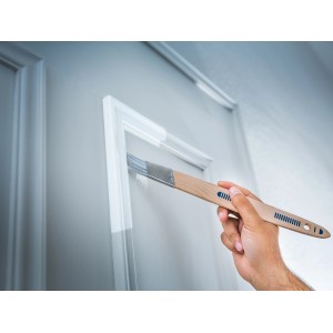 Pennello angolare LUX 25 mm in uso per bordi di vernice precisi sui telai delle porte.