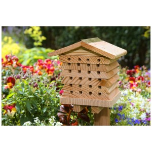 Hôtel à abeilles solitaires Neogard en bois FSC® dans le jardin, aide à la nidification pour les abeilles sauvages.