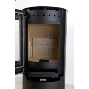 Poêle Aduro 9.3 noir en acier, 6 kW, avec porte ouverte et chambre de combustion.
