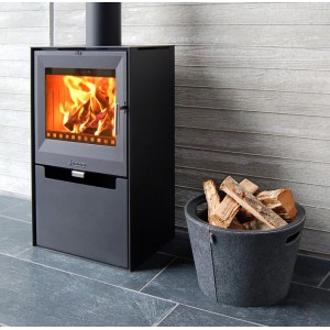 Poêle à bois Aduro 14 noir (6,5 kW) avec panier à bois et bois qui brûle.