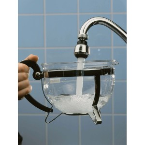 Aeratore cromato per rubinetto cucina M22/M24 su rubinetto che riempie un recipiente.