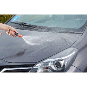 Anwendung von Sonax Xtreme Spray+Seal auf einem Auto. Autopflege für Lackschutz und Glanz.