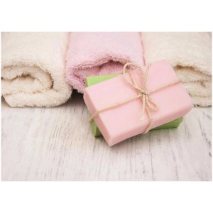 Glycerin-Seife Öko Opak, 500g, rosa und grün, mit Kordel auf Holz und Handtüchern.