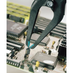 wolfcraft Microtip 60 pince à ressort de précision en utilisation sur une carte de circuit imprimé, lot de 2.
