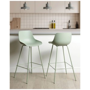 Lot de 2 tabourets de bar Beliani Emmet, vert clair, assise en plastique, structure en métal avec repose-pieds.