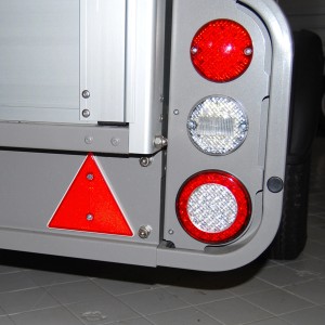 Riflettore triangolare Las (2 pz.) rosso per rimorchio auto, per il montaggio sul rimorchio.