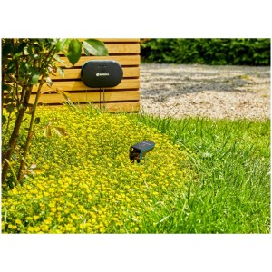 Sistema di irrigazione Gardena 3 pz. con sensore e centralina in giardino.