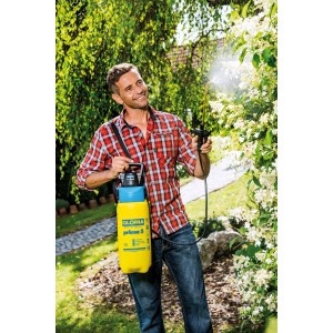 Homme utilisant le pulvérisateur à pression Gloria AutoPump Set pour le jardinage. Récipient jaune avec couvercle bleu.