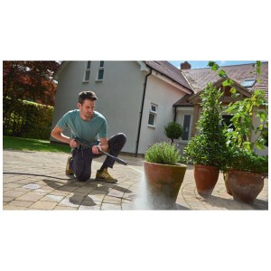 Uomo pulisce un patio con idropulitrice Bosch e ugello 3in1.