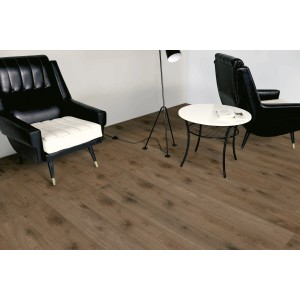 Sol stratifié foncé Comfort Noyer Tabac posé avec des meubles dans un salon.