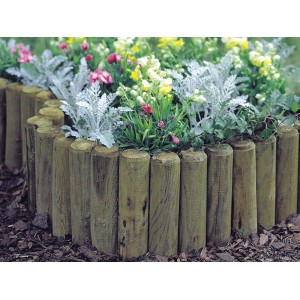 Bordure en bois rond comme bordure de parterre de jardin, bois imprégné vert.