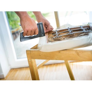 Cucitrice manuale LUX Comfort utilizzata per rivestire una sedia. Ideale per pannelli, isolanti e cavi.