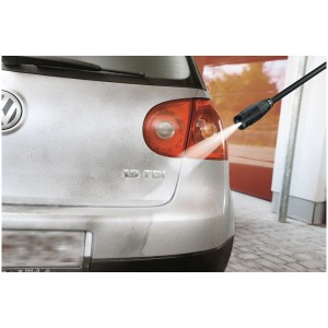 Nettoyeur haute pression Kärcher K 4 Classic Home en utilisation : Voiture nettoyée au jet d'eau.