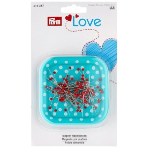 Cuscinetto magnetico per aghi Prym Love turchese con spilli a testa di vetro rossi.