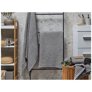 Ensemble de 4 serviettes de bain Areora en coton gris à texture gaufrée.