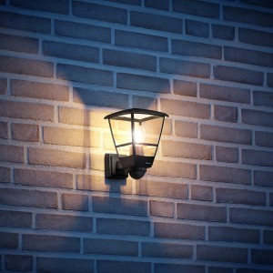 Applique d'extérieur noire Steinel L 10 S avec détecteur sur un mur en briques.